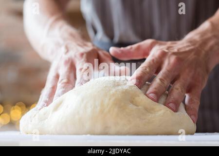 bäcker Kurs Essen Vorbereitung Klasse Mann Hände Teig Stockfoto