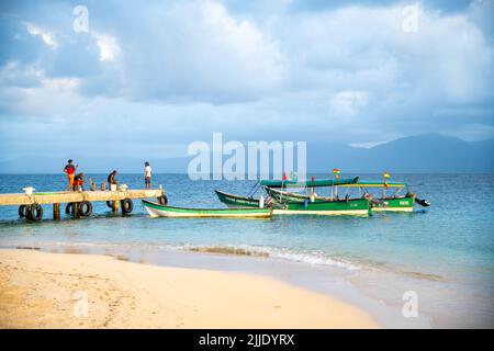 Lokale Fischer fischen von einem Pier auf den San Blas Inseln in Panama Stockfoto