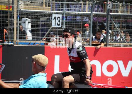 jul 24 2022 Le Castellet, Frankreich - F1 2022 Frankreich GP - DRIVE PARADE - Guanyu Zhou (CIN) Alfa Romeo C42 Stockfoto