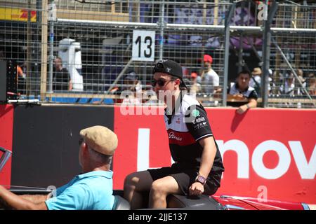 jul 24 2022 Le Castellet, Frankreich - F1 2022 Frankreich GP - DRIVE PARADE - Guanyu Zhou (CIN) Alfa Romeo C42 Stockfoto