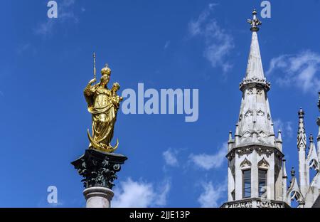 Die Statue der Mariensäule auf dem Marienplatz in München. Die Mariensäule ist eine goldfarbene Statue, die die Madonna mit dem Jesuskind auf einem steht Stockfoto