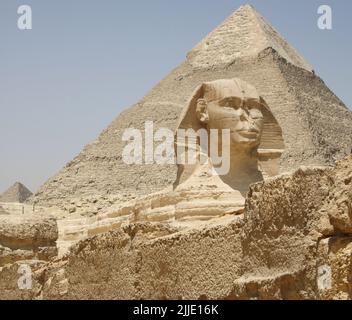 SPHINX UND PYRAMIDE IM GIZA-TAL Stockfoto