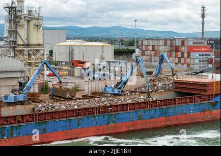 Dublin, Irland - 7. Juli 2022: Metallschrott wird im Hafen von Dublin auf ein Schiff verladen Stockfoto