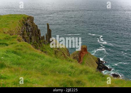 Blick auf die Causeway Coast in der Nähe des Giants Causeway in Country Antrim Stockfoto