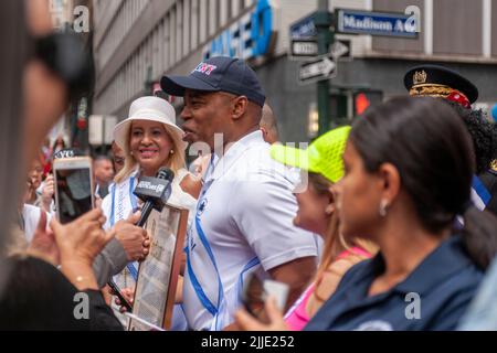 Der Bürgermeister von NYC, Eric Adams, kommt an und spricht vor der Parade zum Hispanic American Day in Kuba auf der Madison Avenue in New York am Sonntag, dem 17. Juli 2022. (© Richard B. Levine) Stockfoto