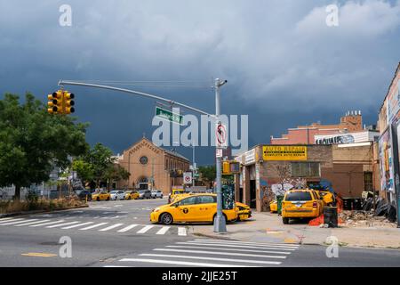 Autoreparatur und Taxi-Garage mit einem drohenden Sturm in Bushwick im Stadtteil Brooklyn in New York am Samstag, den 16. Juli 2022. (© Richard B. Levine) Stockfoto