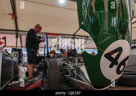 Die berühmten grünen und gelben Lotus Formel 1 Autos in den Boxen des historischen Grand Prix in Monaco Stockfoto