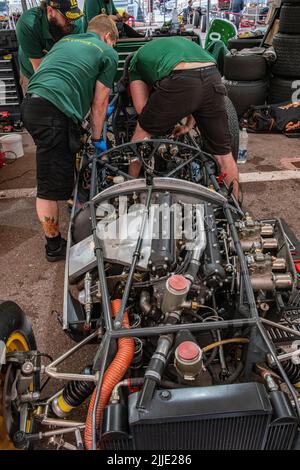 Die berühmten grünen und gelben Lotus Formel 1 Autos in den Boxen des historischen Grand Prix in Monaco Stockfoto