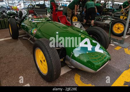 Die berühmten grünen und gelben Lotus Formel 1 Autos in den Boxen des historischen Grand Prix in Monaco Stockfoto