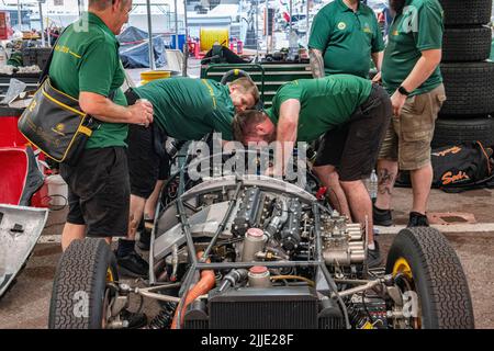 Die berühmten grünen und gelben Lotus Formel 1 Autos in den Boxen des historischen Grand Prix in Monaco Stockfoto