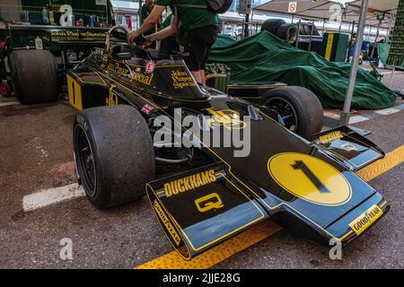 Die berühmten schwarz-goldenen JPS Lotus Formel 1 Autos in den Boxen des historischen Grand Prix in Monaco Stockfoto