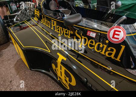 Die berühmten schwarz-goldenen JPS Lotus Formel 1 Autos in den Boxen des historischen Grand Prix in Monaco Stockfoto