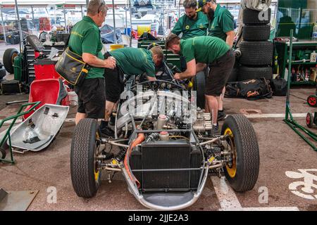 Die berühmten grünen und gelben Lotus Formel 1 Autos in den Boxen des historischen Grand Prix in Monaco Stockfoto