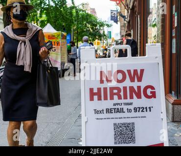 Ein Schild vor dem preisgünstigen Händler in Burlington in Chelsea in New York am Dienstag, dem 12. Juli 2022, lädt potenzielle Mitarbeiter ein, sich um einen Arbeitsplatz zu bewerben. (© Richard B. Levine) Stockfoto