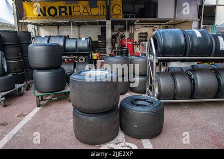 Formel-1-Autoreifen in den Boxen des historischen Grand Prix von Monaco gestapelt Stockfoto