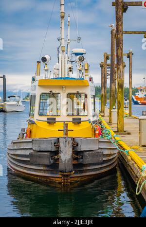 Fischerboot in einem Fischerhafen am sonnigen Sommertag. Hafen mit bunten Fischerbooten und Segelyachten, die angedockt sind. Viele Boote am Pier. Reisen Stockfoto