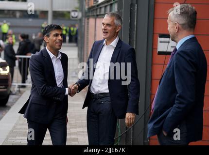 Rishi Sunak (links) wird vom Generaldirektor der BBC Tim Davie (Mitte) und dem Interim-Nachrichtenleiter der BBC News Jonathan Munro (rechts) begrüßt, bevor er live an der BBC Tory-Führungsdebatte teilnimmt. Unser nächster Premierminister, präsentiert von Sophie Raworth, eine Kopf-an-Kopf-Debatte zwischen den Kandidaten der konservativen Parteiführung in der Victoria Hall in Hanley, Stoke-on-Trent. Bilddatum: Montag, 25. Juli 2022. Stockfoto