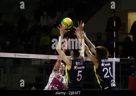 ISTANBUL, TÜRKEI - 15. FEBRUAR 2022: Beliz Baskir und Melissa Vargas in Aktion während Fenerbahce Opet gegen Beziers Volley CEV Champions League Volley m. Stockfoto