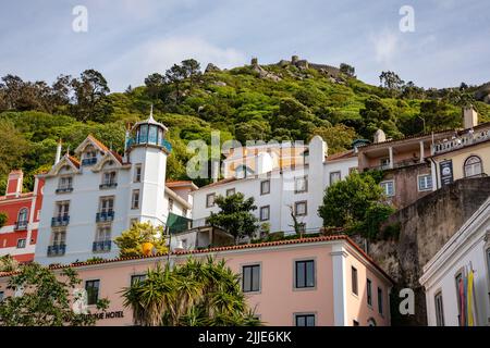 Blick über die Häuser von Sintra bis zur Burgfestung von Castelo dos Mouros im Wald über der Stadt, Portugal Stockfoto