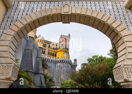 Die Festung des Palacio Nacional da Pena vom Eingang aus gesehen, Sintra, Portugal Stockfoto