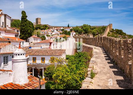 An der idyllischen, begehbaren Stadtmauer rund um die historische Altstadt von Obidos im Westen Portugals Stockfoto