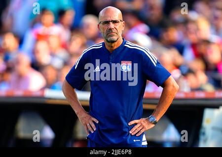 Rotterdam, Niederlande - 24. Juli 2022, Trainer Peter Bosz von Olympique Lyonnais während des Vorsaison-Fußballspiels zwischen Feyenoord und Olympique Lyonnais am 24. Juli 2022 im Stadion Feyenoord in Rotterdam, Niederlande - Foto: Geert Van Erven/DPPI/LiveMedia Stockfoto