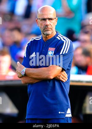 Rotterdam, Niederlande - 24. Juli 2022, Trainer Peter Bosz von Olympique Lyonnais während des Vorsaison-Fußballspiels zwischen Feyenoord und Olympique Lyonnais am 24. Juli 2022 im Stadion Feyenoord in Rotterdam, Niederlande - Foto: Geert Van Erven/DPPI/LiveMedia Stockfoto