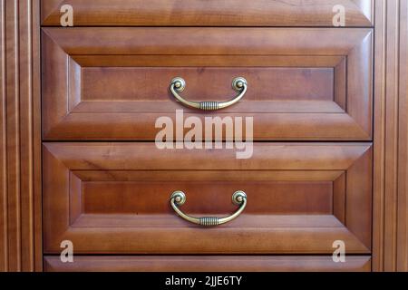 Brauner Schrank mit zwei Schubladen in einem Haus Stockfoto