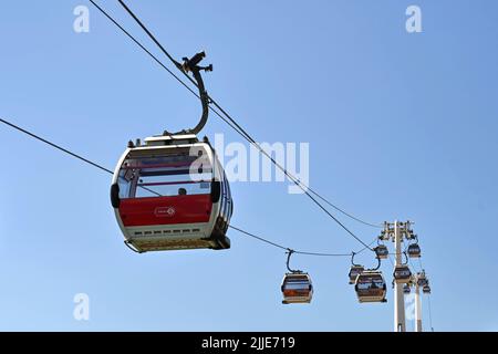 London, Vereinigtes Königreich - 2022. Juni: Gondeln auf der Emirates Skyline Seilbahn, die die O2 Arena in Greenwich mit den docklands verbindet Stockfoto