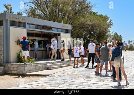 Athen, Griechenland - 2022. Mai: Menschen stehen am Ticketschalter am Eingang der Akropolis in der Schlange Stockfoto