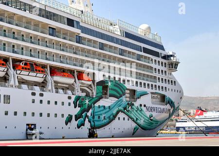 Piräus, Athen, Griechenland - 2022. Mai: Seitenansicht des norwegischen Jade-Kreuzfahrtschiffs im Hafen, das auf Passagiere wartet, die zu Beginn einer Kreuzfahrt an Bord gehen Stockfoto