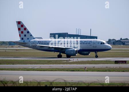 Kopenhagen / DÄNEMARK - 22. JULI 2022: Der Airbus A319, der von Croatia Airlines betrieben wird, fliegt vom Kopenhagener Flughafen CPH ab. Registrierung 9A-CTH Stockfoto