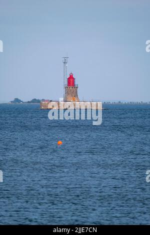 Kopenhagen / DÄNEMARK - 22. JULI 2022: Ein kleiner Leuchtturm auf einer kleinen felsigen Insel auf dem dänischen Archipel Stockfoto