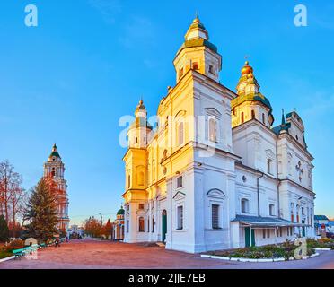 Panorama mit Tor Glockenturm, Park und historische Holy Trinity Kathedrale von Trinity-Elias Kloster, Boldin Berge, Tschernihiv, Ukraine Stockfoto