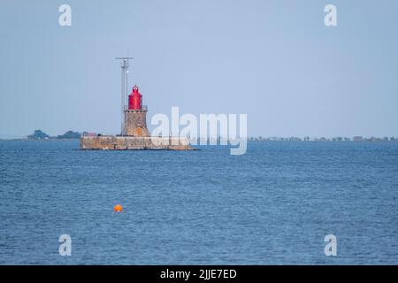 Kopenhagen / DÄNEMARK - 22. JULI 2022: Ein kleiner Leuchtturm auf einer kleinen felsigen Insel auf dem dänischen Archipel Stockfoto