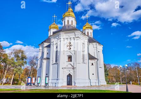 Die elegante Fassade der historischen Kosaken St. Katharinen-Kirche, im ukrainischen Baroqe-Stil gebaut, Tschernihiw, Ukraine Stockfoto