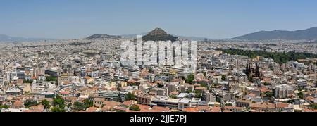 Athen, Griechenland - 2022. Mai: Athen, Griechenland - 2022. Mai: Panoramablick auf die Stadt mit dem Lycabettus-Hügel im Hintergrund Stockfoto