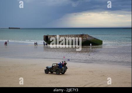 Arromanches Les Bains, Frankreich. 05.. Juni 2022. Reste der Hafenanlage 'Mulberry B' liegen am Strand. Der künstliche Hafen wurde während der Operation Overlord im Zweiten Weltkrieg kurz nach den Landungen gebaut, um als Versorgungshafen genutzt zu werden. Der Strand von Arromanches-les-Bains war am 'D-Day' Teil des Küstenabschnitts 'Gold Beach'. Quelle: Hauke Schröder/dpa-Zentralbild/dpa/Alamy Live News Stockfoto