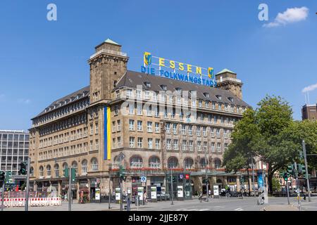 Menschen, die vor einem prominenten Hotelgebäude in Essen gehen Stockfoto