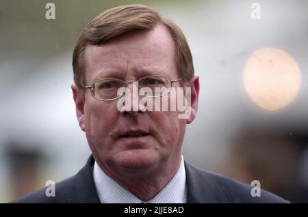 Aktenfoto vom 6/5/2005 des unionistischen Führers der Ulster, David Trimble, kommt am Wahllokal in Banbridge an, wo er seinen Sitz verlor. Der ehemalige nordirische erste Minister ist gestorben, teilte die Ulster Unionist Party mit. Ausgabedatum: Montag, 25. Juli 2022. Stockfoto