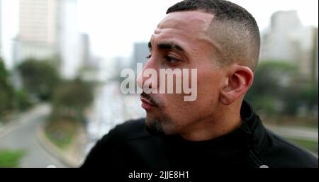 Serious hispanischen Mann in der Innenstadt. Nachdenklicher gemischter Renner Stockfoto