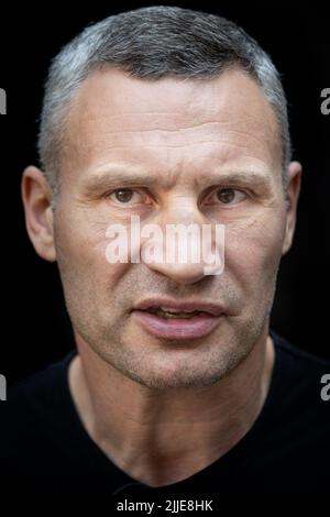 Vitali Wolodymyrovych Klitschko ist ein ukrainischer Politiker und ehemaliger professioneller Boxer, der als Bürgermeister von Kiew und Leiter der Kiewer Stadtverwaltung fungiert und seit Juni 2014 beide Ämter bekleidete. Klitschko ist ehemaliger Vorsitzender des Petro Poroschenko Blocks und ehemaliges Mitglied des ukrainischen Parlaments. 2005 engagierte er sich aktiv in der ukrainischen Politik und verband dies mit seiner professionellen Boxkarriere bis zu seinem Ausscheiden aus dem Sport 2013. Der Inhaber der Titel des 'Honorary'- und 'Eternal'-Boxweltmeisters in der WBC-Version. Am 12. Dezember 2016, Vitali Klitsch Stockfoto