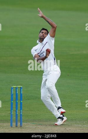 Umeset Yadav von Middlesex während des LV= County Championship-Spiels zwischen dem Durham County Cricket Club und dem Middlesex County Cricket Club am Montag, dem 25.. Juli 2022, im Seat Unique Riverside, Chester le Street. (Kredit: Will Matthews | MI News) Kredit: MI News & Sport /Alamy Live News Stockfoto