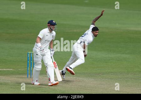 Umeset Yadav von Middlesex während des LV= County Championship-Spiels zwischen dem Durham County Cricket Club und dem Middlesex County Cricket Club am Montag, dem 25.. Juli 2022, im Seat Unique Riverside, Chester le Street. (Kredit: Will Matthews | MI News) Kredit: MI News & Sport /Alamy Live News Stockfoto