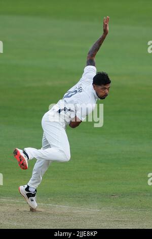 Umeset Yadav von Middlesex während des LV= County Championship-Spiels zwischen dem Durham County Cricket Club und dem Middlesex County Cricket Club am Montag, dem 25.. Juli 2022, im Seat Unique Riverside, Chester le Street. (Kredit: Will Matthews | MI News) Kredit: MI News & Sport /Alamy Live News Stockfoto