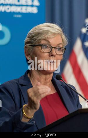 Washington, Vereinigte Staaten von Amerika. 21. Juni 2022. Jennifer Granholm, US-Ministerin für Energie, hält während des Good Jobs Summit in der Großen Halle des Hauptquartiers des US-Arbeitsministeriums am 21. Juni 2022 in Washington, D.C., eine Rede. Quelle: Liz Roll/Dept of Labor/Alamy Live News Stockfoto