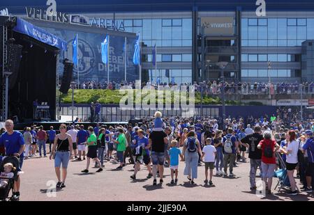 Gelsenkirchen, Deutschland. 24.. Juli 2022. firo : 07/24/2022, Fußball, 1. Liga, 1. Bundesliga, Saison 2022/2023, Saisonauftakt, Schalke Day, FC Schalke 04, Schalke Fans Credit: dpa/Alamy Live News Stockfoto