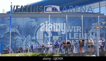 Gelsenkirchen, Deutschland. 24.. Juli 2022. firo : 07/24/2022, Fußball, 1. Liga, 1. Bundesliga, Saison 2022/2023, Saisonauftakt, Schalke Day, FC Schalke 04, Schalke Fans Credit: dpa/Alamy Live News Stockfoto