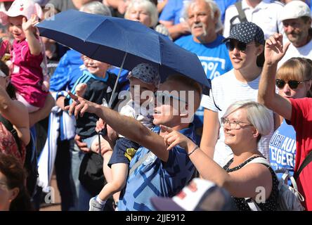 Gelsenkirchen, Deutschland. 24.. Juli 2022. firo : 07/24/2022, Fußball, 1. Liga, 1. Bundesliga, Saison 2022/2023, Saisonauftakt, Schalke Day, FC Schalke 04, Schalke Fans Credit: dpa/Alamy Live News Stockfoto