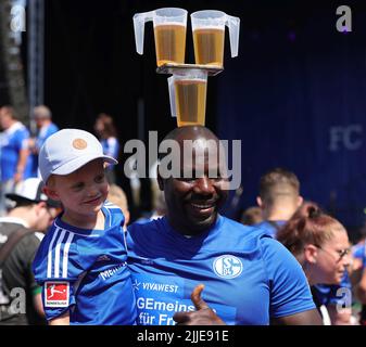 Gelsenkirchen, Deutschland. 24.. Juli 2022. firo : 07/24/2022, Fußball, 1. Liga, 1. Bundesliga, Saison 2022/2023, Saisonauftakt, Schalke Day, FC Schalke 04, Biertrager Fan Credit: dpa/Alamy Live News Stockfoto